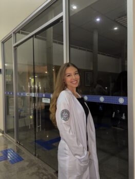 Bruna Souza Harfuch, estudante do 1º período do curso de medicina da FACISB, orientada pela profª Luciana Souza Jorge Aonde e como farei meu procedimento de estética?