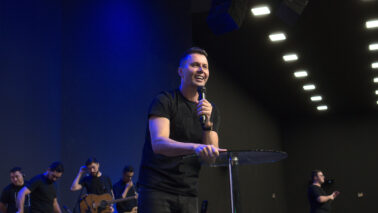 Junior Rostirola compartilha sua história de superação no evento Cuidando de Quem Cuida do Hospital de Amor, em Barretos