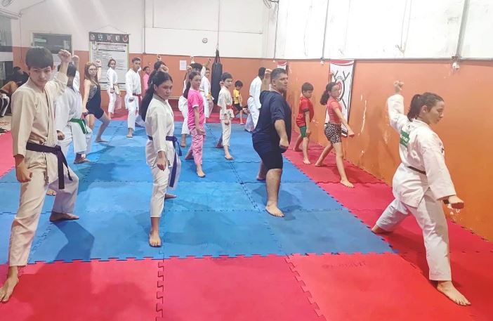 Projeto forma karatecas há vários anos em Barretos