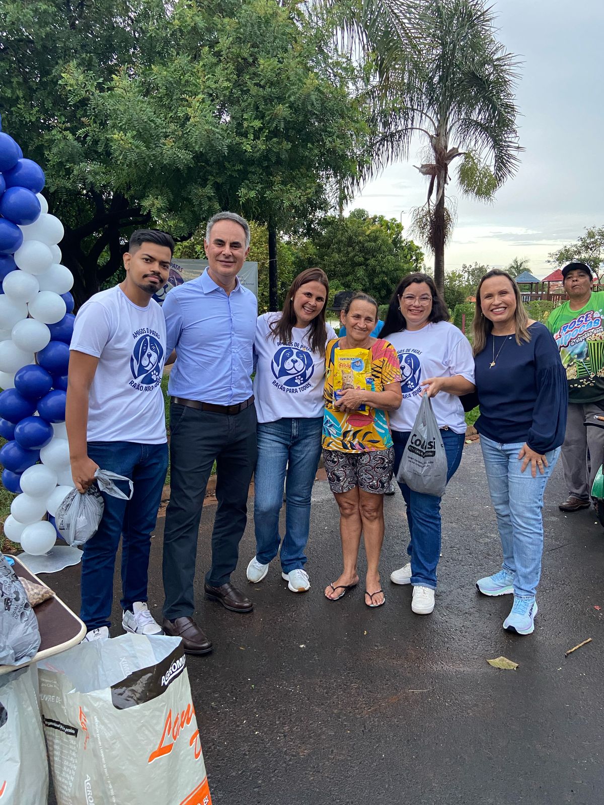 Evento distribui mais de 2 mil sacos de ração em dia mundial do animal