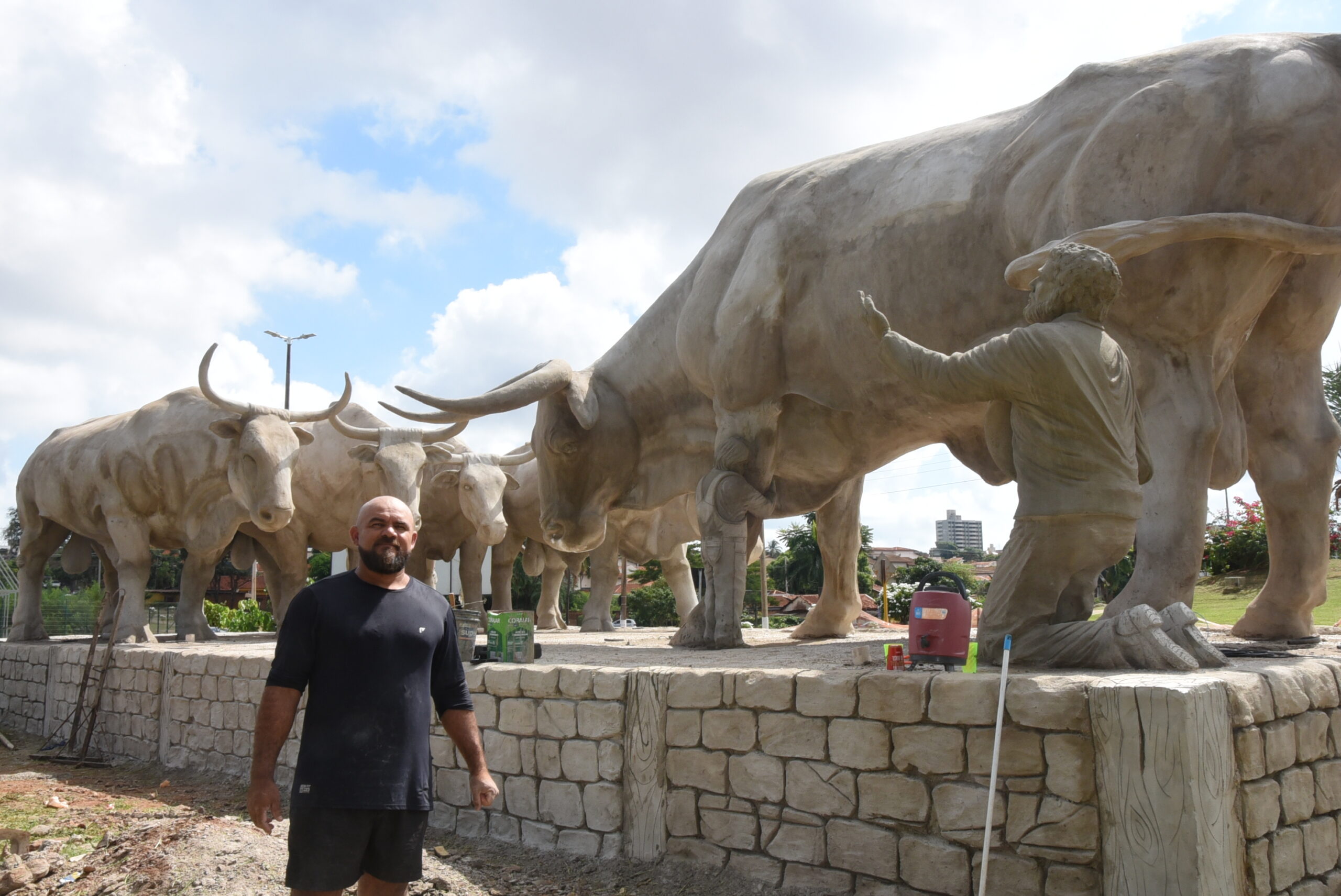 Escultor renomado no país trabalha na construção do Monumento Boi Soberano