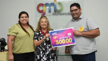 O departamento de vendas do Grupo Monteiro de Barros realizou na tarde desta terça-feira (15), a entrega de um prêmio de R$ 500,00 da promoção Show de Prêmios