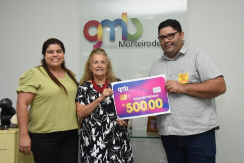 TIN_4207 O departamento de vendas do Grupo Monteiro de Barros realizou na tarde desta terça-feira (15), a entrega de um prêmio de R$ 500,00 da promoção Show de Prêmios