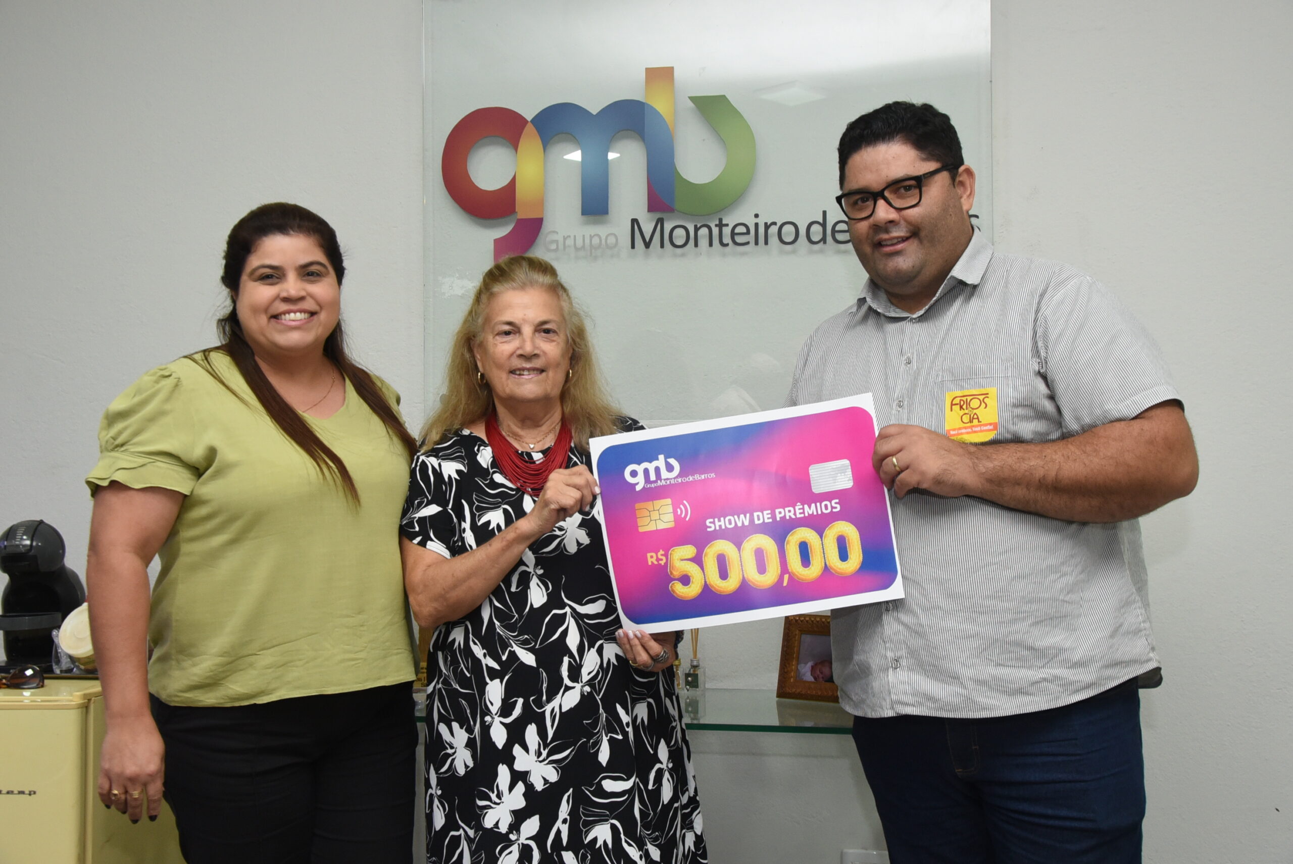 Promoção do GMB entrega prêmio para sorteada