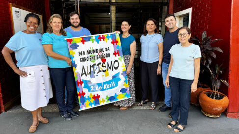Professores especialistas: Rogéria, Neiva e Júlio, vice-diretoras: Cleini e Patrícia, coordenador geral: Clederson e diretora: Amália. Equipe comprometida com a educação inclusiva! Evento de Conscientização sobre o Autismo na E.E. Dr. Antônio Olympio
