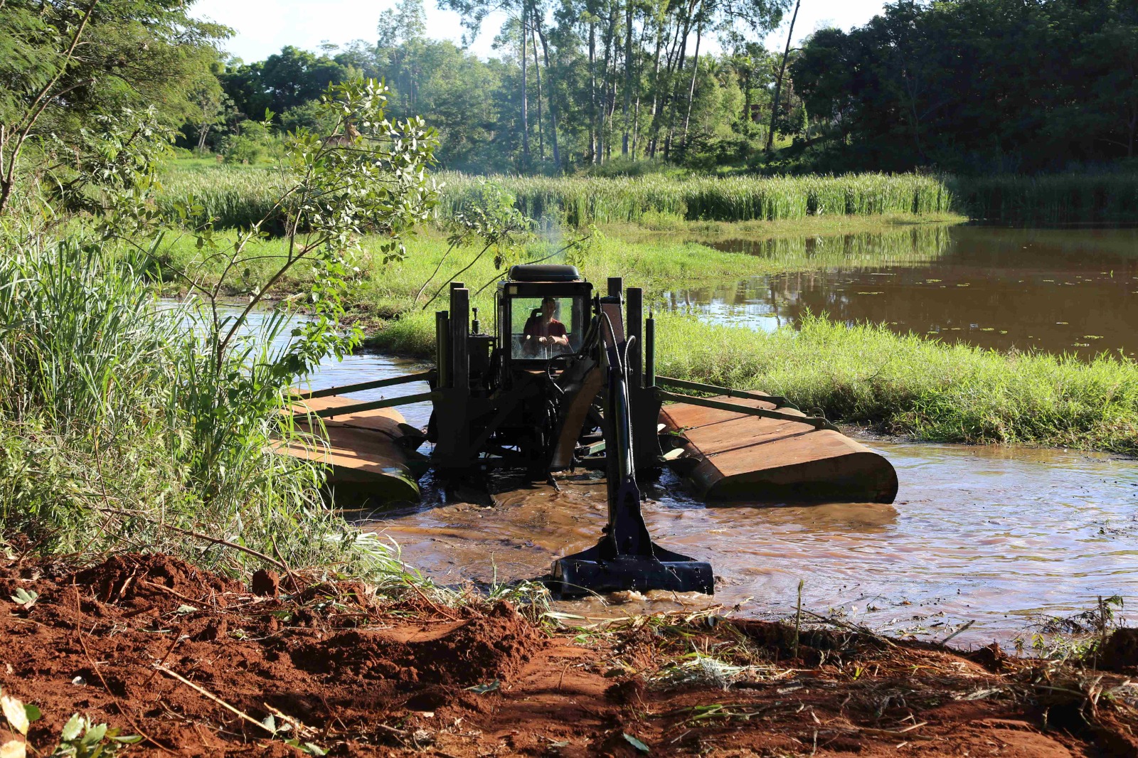 Autoridades acompanham início das obras de desassoreamento do Pitangueiras