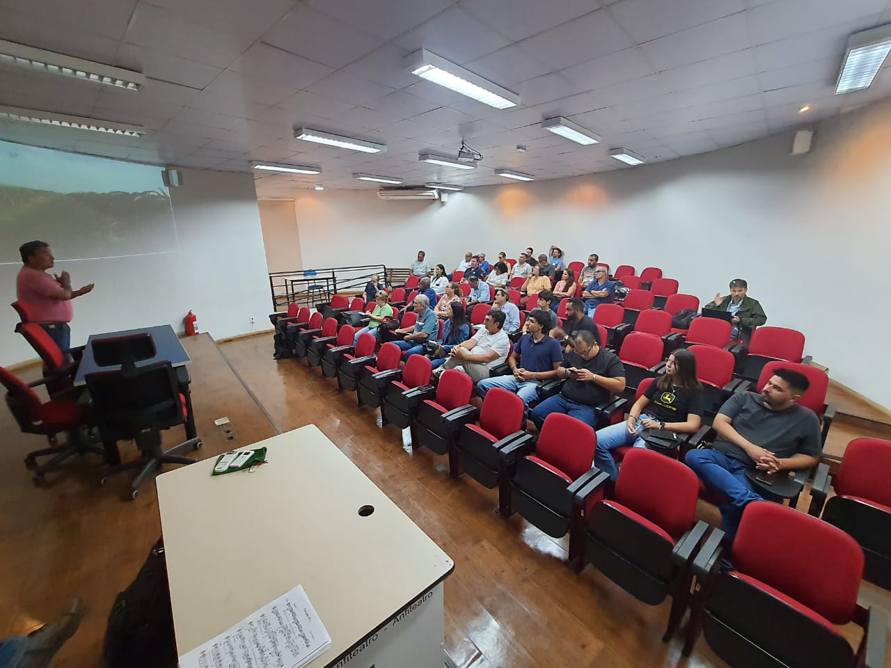 Agrônomos da CATI ministram curso sobre produção de frutas