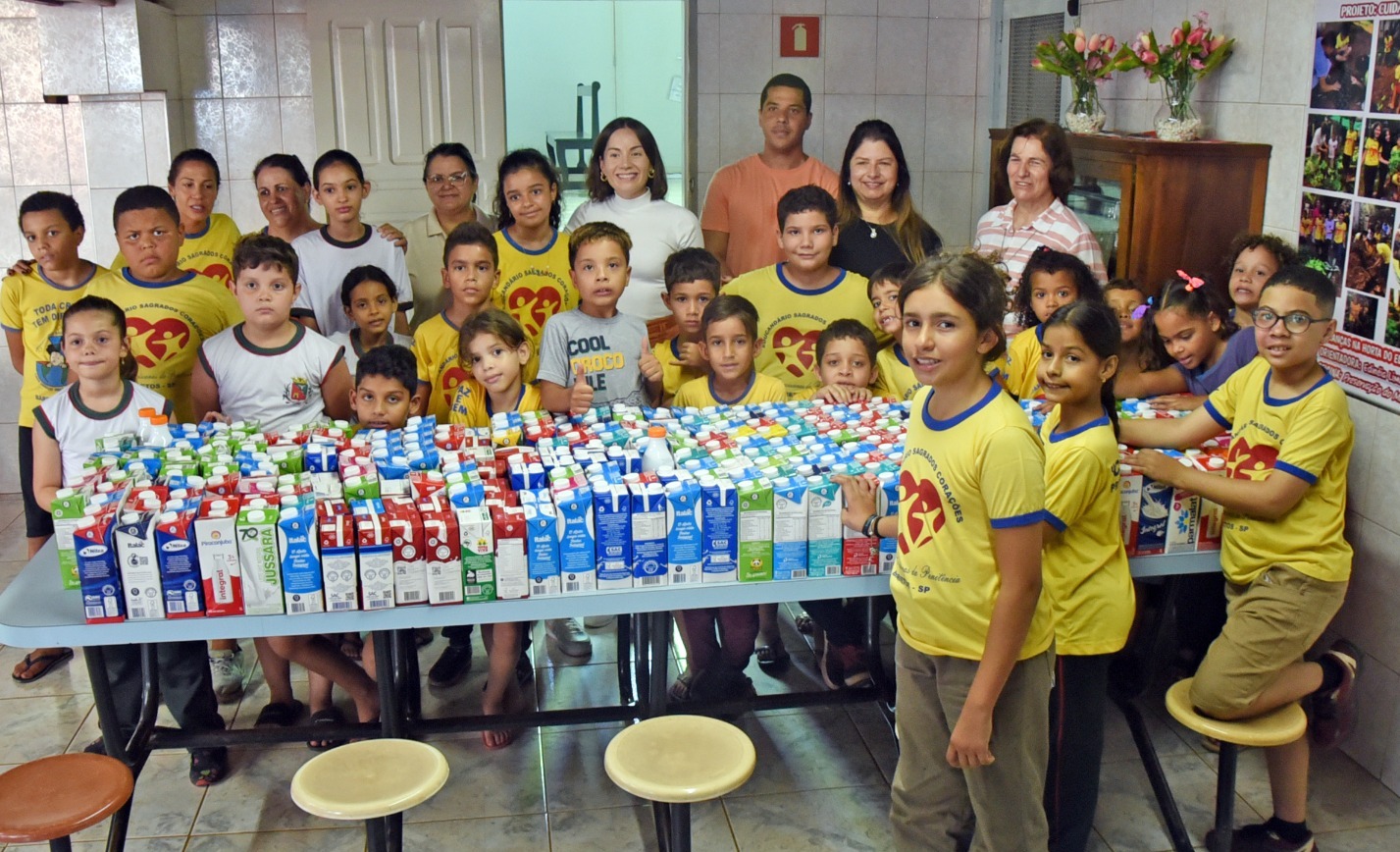 Educandário recebe doação de  520 litros de leite