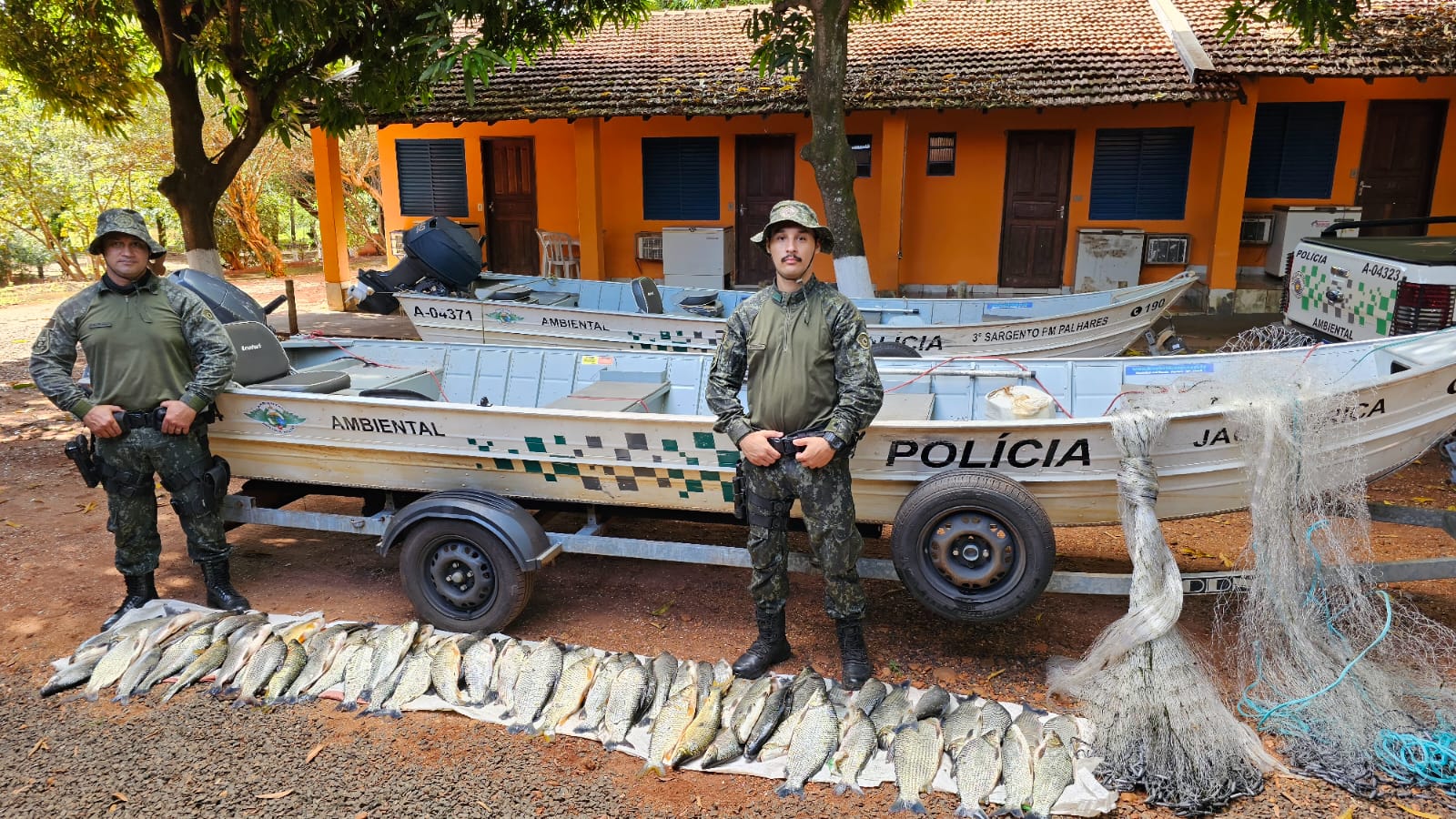 Polícia Ambiental flagra pescadores praticando pesca irregular