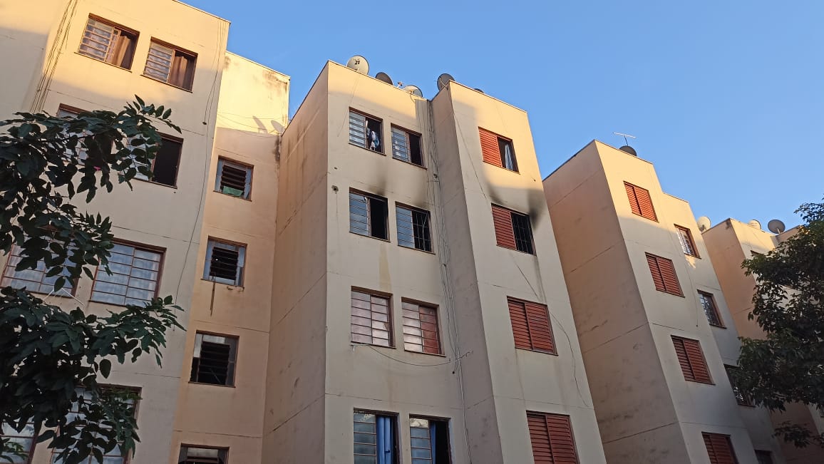 Bombeiros apagam incêndio em apartamento no Luís Spina