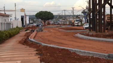 As obras de reurbanização da avenida Necker Camargos provocam interrupção parcial do trânsito de veículos. Os serviços são executados pela empresa DGB Engenharia, com supervisão da prefeitura.