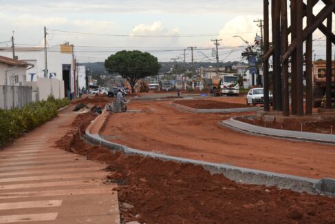 WhatsApp Image 2025-04-15 at 18.54.26 As obras de reurbanização da avenida Necker Camargos provocam interrupção parcial do trânsito de veículos. Os serviços são executados pela empresa DGB Engenharia, com supervisão da prefeitura.
