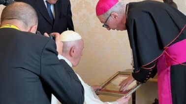 WhatsApp Image 2025-04-21 at 11.50.37 A Diocese de Barretos divulgou nota de pesar pelo falecimento do Papa Francisco ocorrida na manhã desta segunda-feira (21), no Vaticano, em Roma.