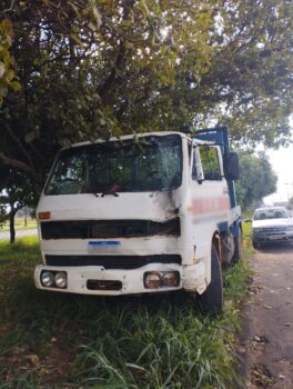 Caminhão provoca danos em veículo e derruba poste (Foto: O Diário de Barretos) Caminhão provoca danos em veículo e derruba poste (Foto: O Diário de Barretos)
