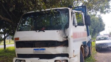 Caminhão provoca danos em veículo e derruba poste (Foto: O Diário de Barretos)