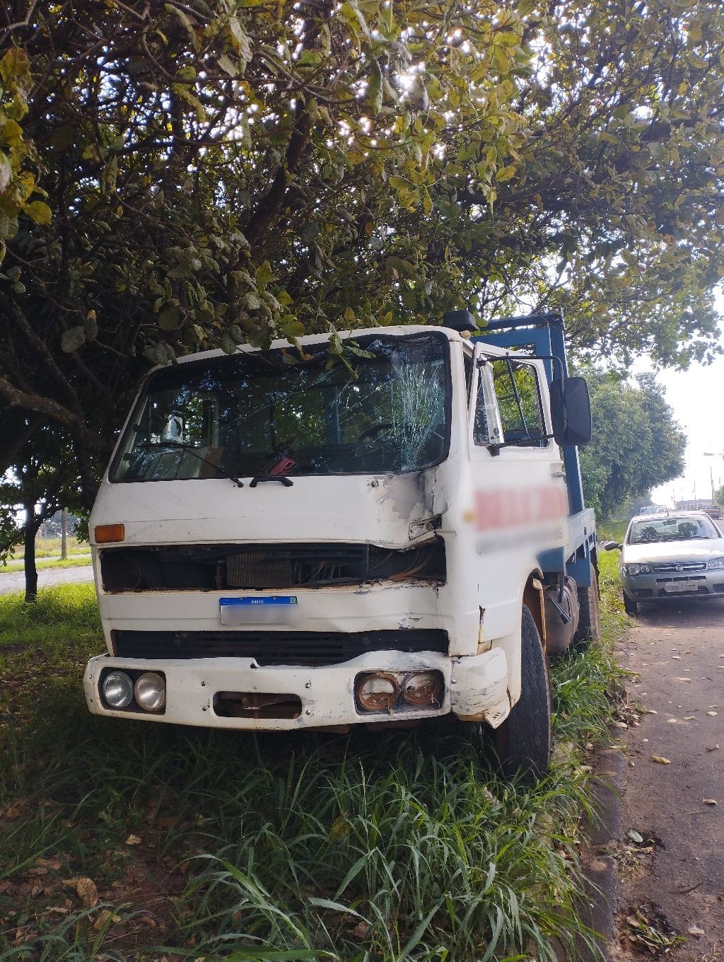 Caminhão provoca danos em veículo e derruba poste  