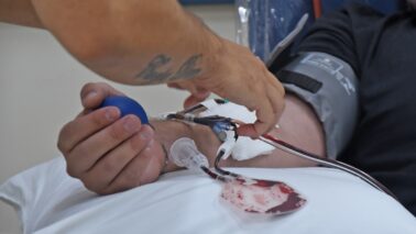 Com o avanço das campanhas de imunização, a secretaria estadual da Saúde orienta a população a doar sangue antes, já que alguns imunizantes impedem a doação por até quatro semanas.