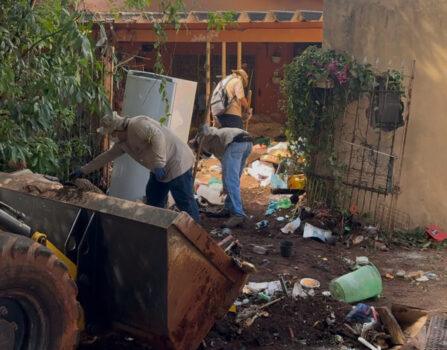 A equipe do Controle de Vetores da secretaria de Saúde de Barretos iniciou nesta quarta-feira (23) a limpeza de imóvel no bairro Celina, onde havia grande acúmulo de lixo.