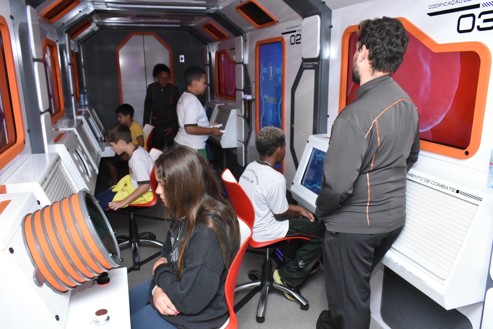 Escola recebe unidade móvel de projeto Missão Gênese