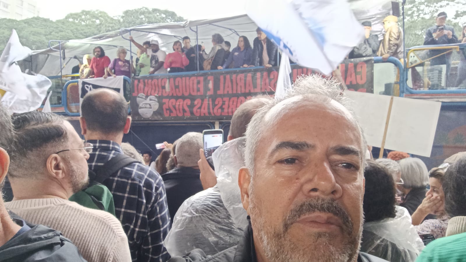 Professores realizam paralisação parcial de aulas