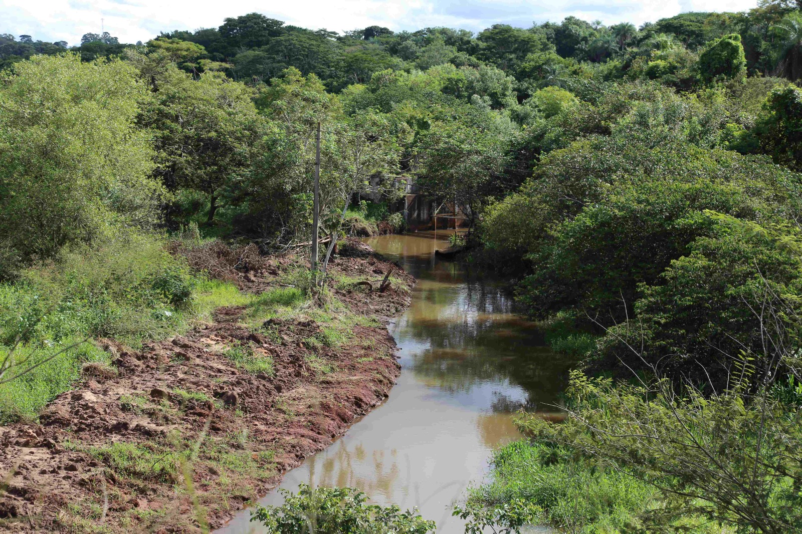 Obras de desassoreamento do Pitangueiras seguem com duas frentes de trabalho