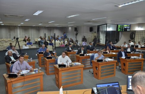 WhatsApp Image 2025-04-29 at 15.59.20 A possibilidade de votação de projeto do Executivo que institui novo Plano de Cargos, Carreiras e Vencimentos do SAAE - Serviço Autônomo de Água e Esgoto de Barretos – levou grupo de servidores da autarquia à sessão da Câmara da noite de segunda-feira (28).