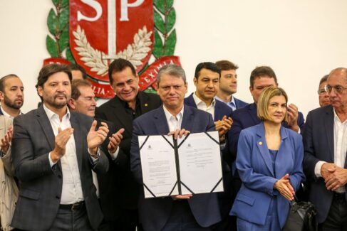 SALÁRIO: Tarcísio de Freitas e autoridades em ato de assinatura e encaminhamento dos Projetos de Lei Novo salário mínimo é proposto pelo governo de São Paulo