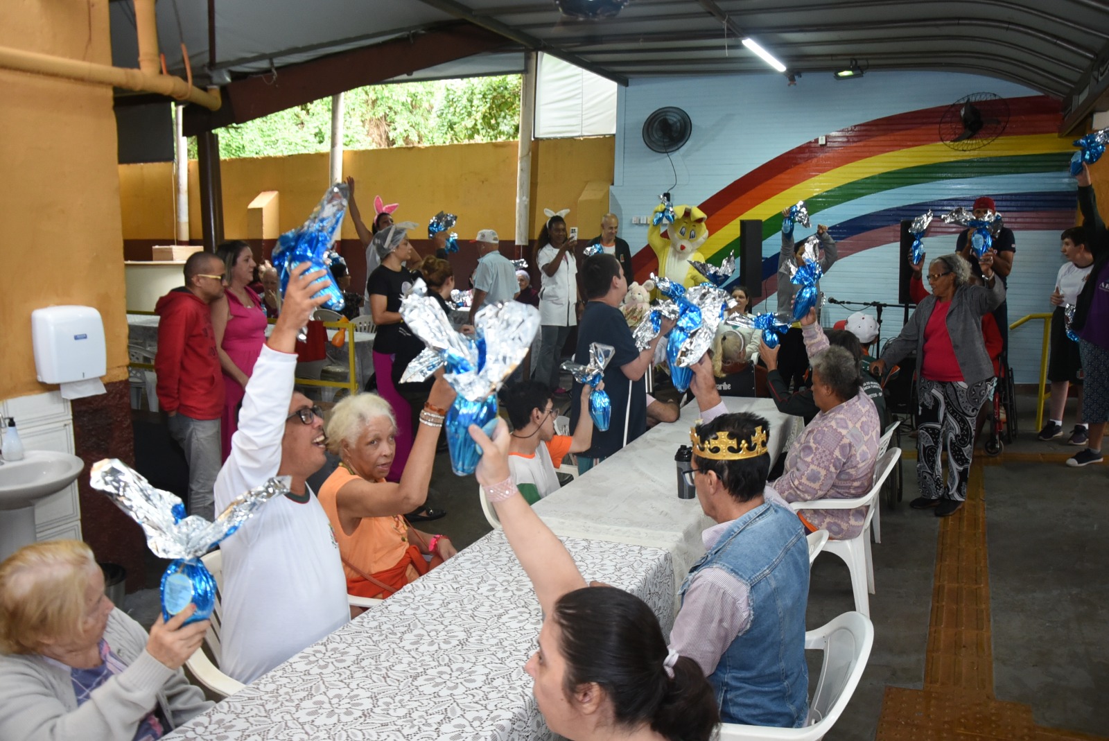 ABAVIN celebra Páscoa com almoço e presentes para assistidos
