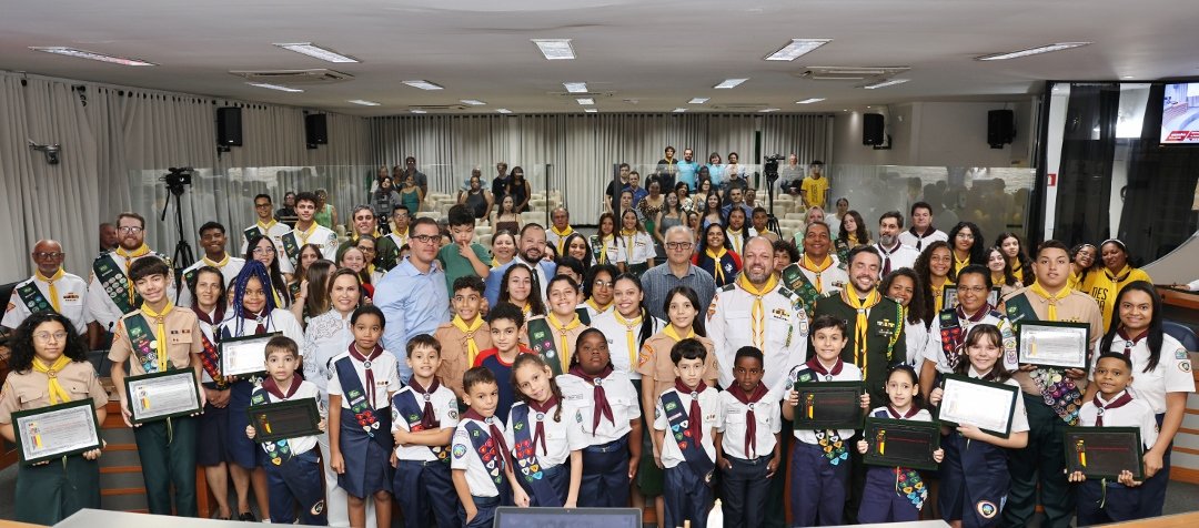 Câmara homenageia integrantes dos clubes de Desbravadores e Aventureiros