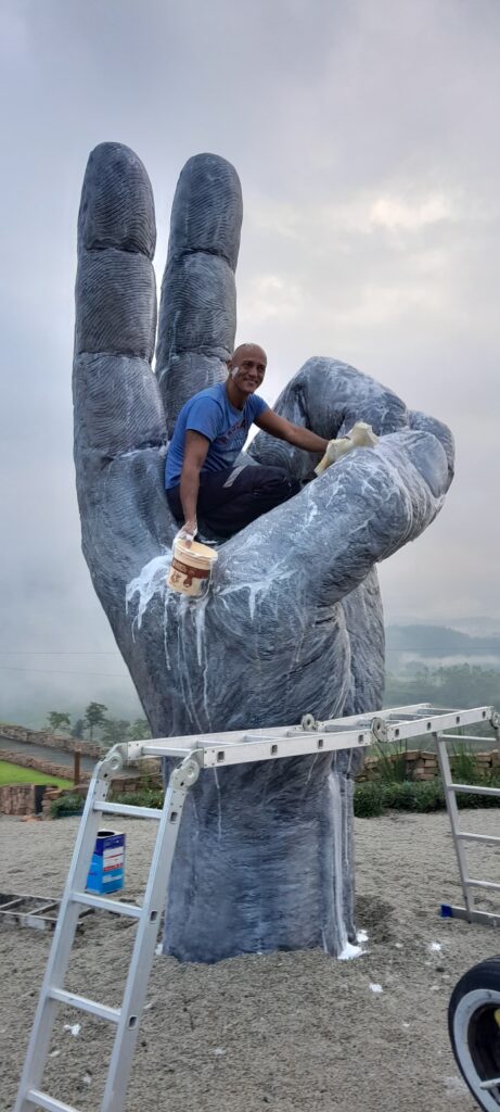 Escultor Moisés Rodrigues Ribas é responsável pela confecção do monumento (Foto: Divulgação)