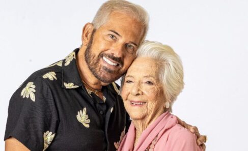 Estilista dos famosos trajes das rainhas de festas do peão, o barretense Marcelo Ortale e sua mãe, Terezinha Santos Ortale, com quase 90 anos, ilustram campanha do North Shopping Barretos, “Mãe, seu amor merece navegar oceanos”. Os clientes que realizarem compras entre os dias 17 de abril e 12 de junho podem participar da campanha e concorrer a quatro pacotes turísticos do navio da Festa do Peão de 70 anos, que serão sorteados na promoção Estrelas de Campanha