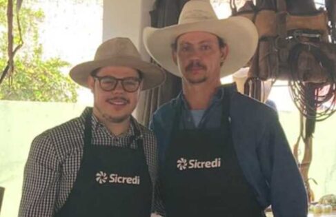 Comitiva Filhos da Terra, do Comissário Adriano Salvino e Cozinheiro Lucas Salvino segue uma tradição de família. Neste domingo (13), pai, filho e equipe farão o almoço Queima do Alho do Ibitu Rodeio Festival 2025. Grande sucesso! Comitiva faz Queima do Alho de Ibitu