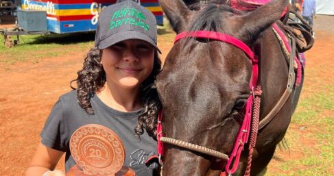 Bela Abraão conquista o 3º lugar no campeonato Barretos de Team Pennig, que agita a hípica do Parque do Peão Apaixonada por Team Pennig
