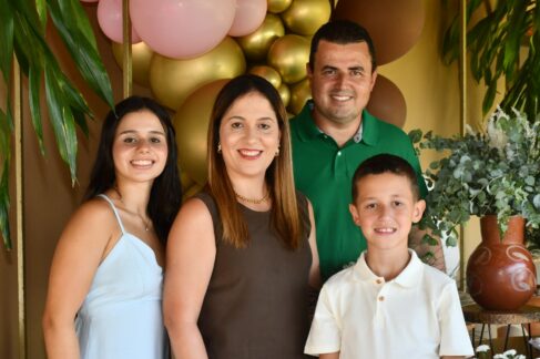 Joelma de Araújo celebrou seus 40 anos ao lado do esposo Fauze, dos filhos Sabrina e Pedro, familiares e amigos com festa em aconchegante chácara e animada pela dupla José & Diogo. Momento inesquecível registrado pelo fotógrafo Janio Munhoz Parabéns e felicidades!
