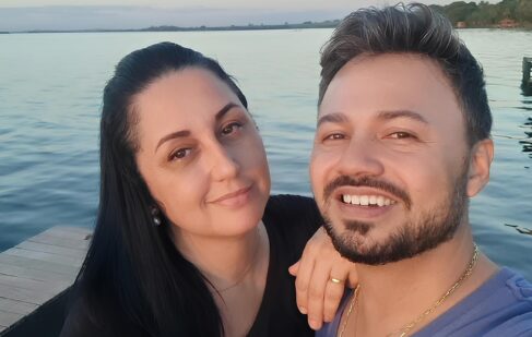 O dia 30 de abril marcou o feliz aniversário da assessora de comunicação e empresária do Cantor Sérgio Marques, Akeiber Gonçalves. A data contou com todo o amor e cantoria do esposo e filhos. Sucesso e muitas alegrias, sempre! Parabéns e felicidades!
