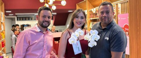 O casal Lucas Monteiro e Daniela inaugurou a franquia da Kopenhagen no North Shopping Barretos. Na foto o gerente geral Ricardo Martins Marques entregando flores aos empresários. Boas-vindas! Boas-vindas!
