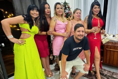 O dia 13 de abril foi de festa para Maria Aparecida que completou mais um ano de vida recebendo muito carinho de sua família. “Mãe, como é bom poder celebrar mais uma vez essa data ao seu lado. Te amamos muito”, declararam filhos. Saúde, paz e felicidades! Parabéns e felicidades!