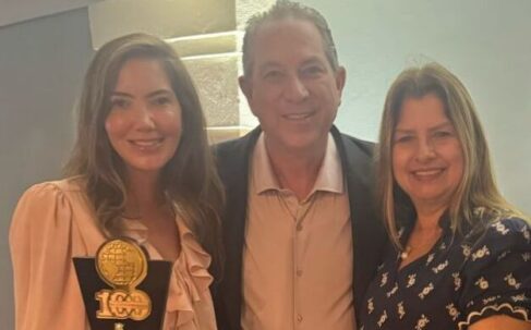 Chris Morais, vencedora do prêmio os “100 Mais Influentes do Agronegócio 2025”, na categoria Produtor Rural, conhecido como o Oscar do Agronegócio no Brasil, contou com o prestígio do prefeito de Barretos Odair Silva e a presidente do Fundo Social e Primeira dama de Barretos, Roselaine. A premiação foi realizada no dia 29 de abril durante a Feira AGRISHOW, em Ribeirão Preto – SP, dentro do Theatro Pedro II. “Mega honra com o prêmio”, disse Chris Influentes do Agronegócio