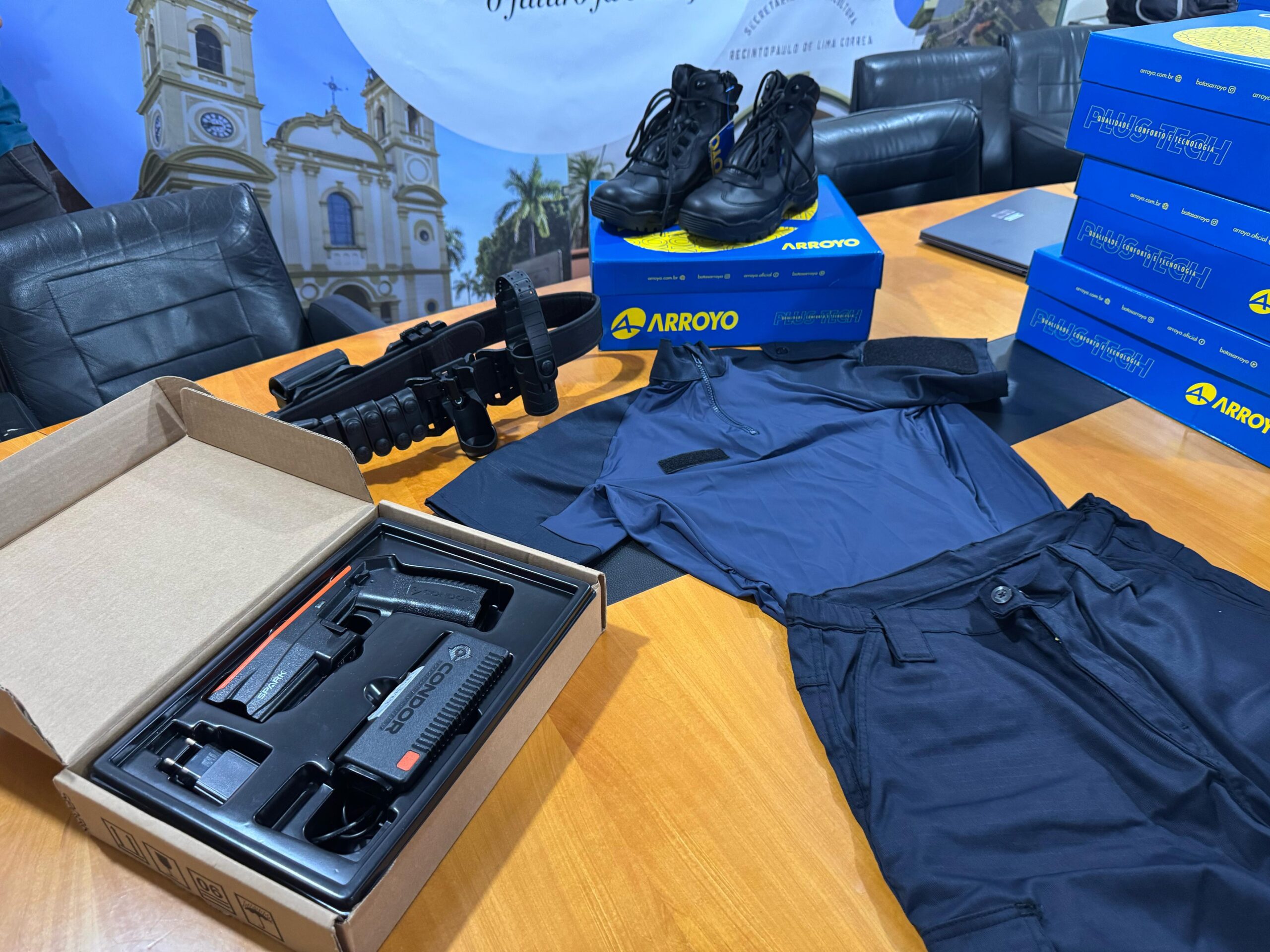 Prefeitura entrega novos equipamentos e uniformes para Ronda