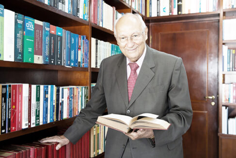 Ives Gandra da Silva Martins é professor emérito das universidades Mackenzie, Unip, Unifieo, UniFMU, do Ciee/O Estado de São Paulo, das Escolas de Comando e Estado-Maior do Exército (Eceme), Superior de Guerra (ESG) e da Magistratura do Tribunal Regional Federal – 1ª Região, professor honorário das Universidades Austral (Argentina), San Martin de Porres (Peru) e Vasili Goldis (Romênia), doutor honoris causa das Universidades de Craiova (Romênia) e das PUCs PR e RS, catedrático da Universidade do Minho (Portugal), presidente do Conselho Superior de Direito da Fecomercio -SP, ex-presidente da Academia Paulista de Letras (APL) e do Instituto dos Advogados de São Paulo (Iasp) A igreja católica – eterna e sua dimensão temporal