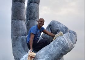 Escultor Moisés Rodrigues Ribas é responsável pela confecção do monumento Escultor Moisés Rodrigues Ribas é responsável pela confecção do monumento