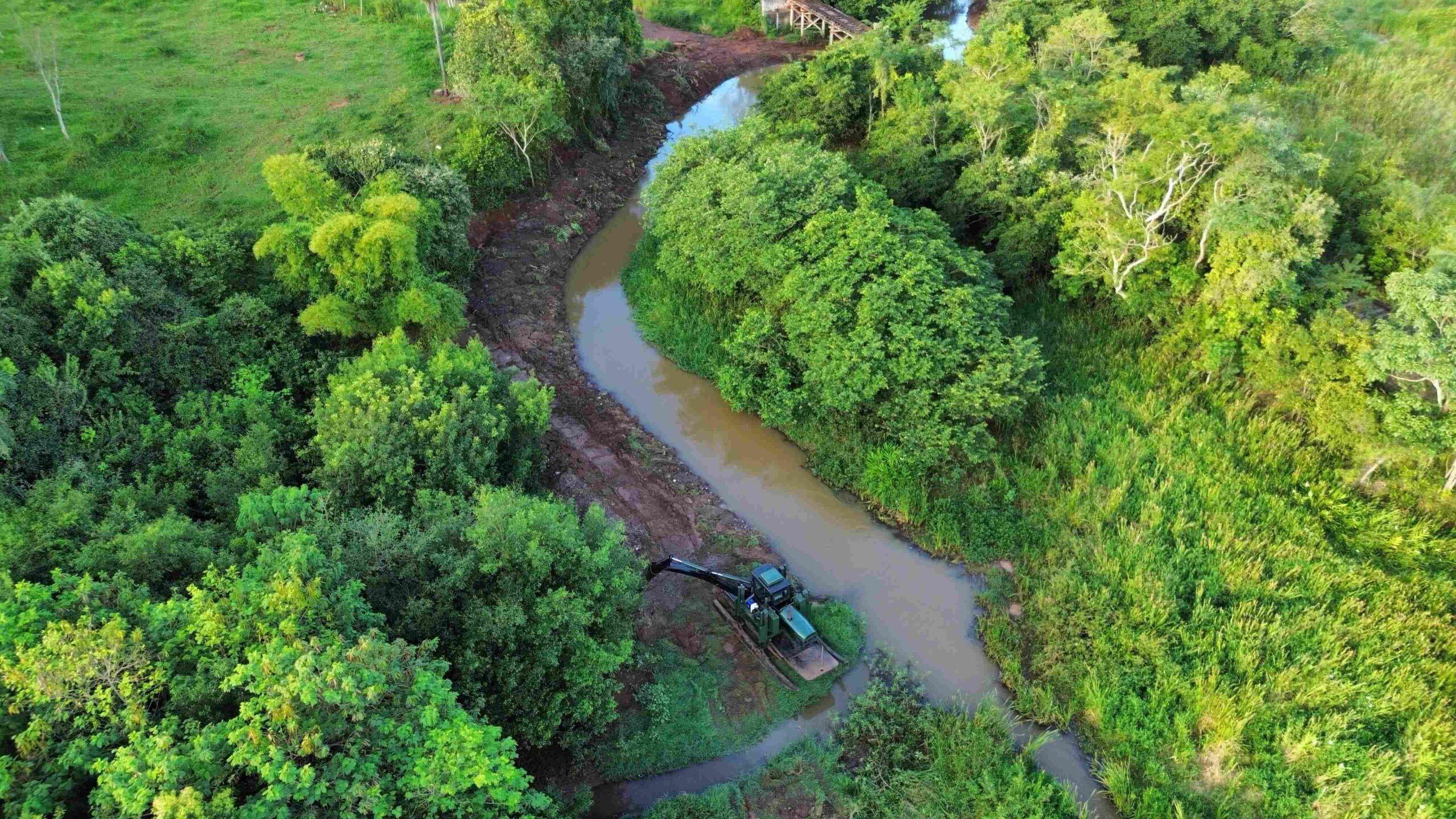 Serviço de desassoreamento do Pitangueiras continua