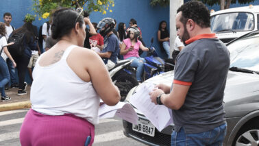 MOBILIZAÇÃO: Grupo de apoio ao modelo em frente à escola Cel. Silvestre de Lima inscrita no programa Modelo de escola cívico-militar entra na reta final de votação