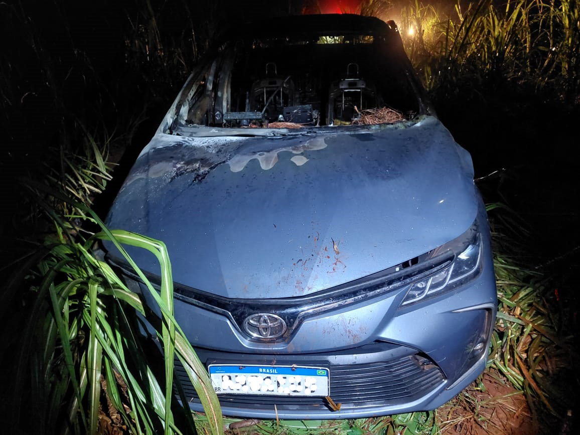 Carro furtado é encontrado incendiado em canavial