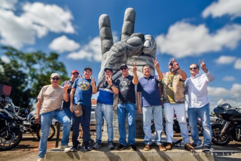 Escultura de 4,5 metros, símbolo da irmandade entre motociclistas, foi inaugurada em frente ao setor de credenciamento no Parque do Peão; cidade é a 25ª a integrar oficialmente a Rota Biker Escultura de 4,5 metros, símbolo da irmandade entre motociclistas, foi inaugurada em frente ao setor de credenciamento no Parque do Peão; cidade é a 25ª a integrar oficialmente a Rota Biker