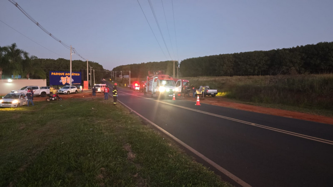 Acidente envolvendo três veículos deixa motorista gravemente ferido em Olímpia