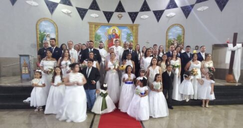Casamento comunitário A Paróquia Santo Antônio de Pádua, com a coordenação do pároco Padre Deonísio Helko e a presença do Diácomo André, foi celebrado o tradicional casamento comunitário