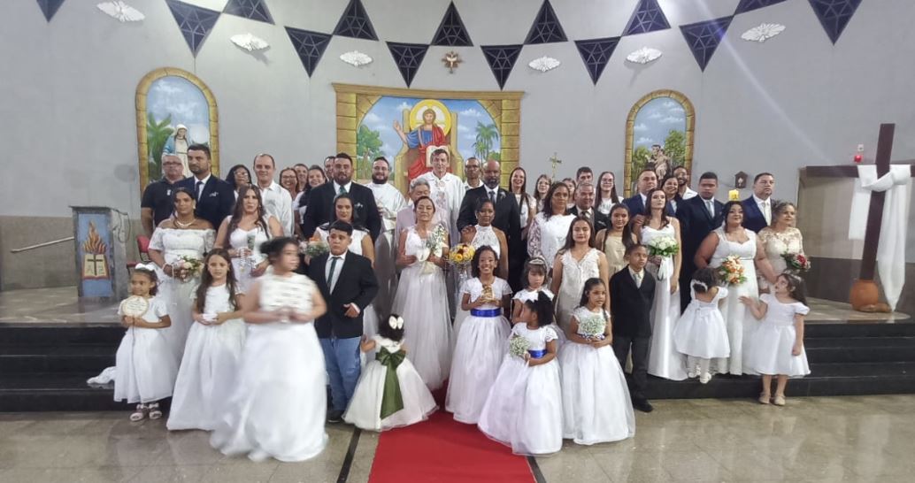 Igreja celebra nove casamentos em evento comunitário