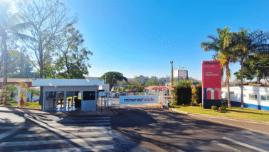 Vista da entrada da unidade da Minerva no município de Barretos
