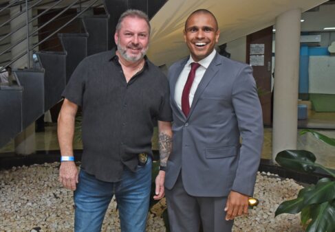 Agente de Polícia Judicial Walter Napolitano Filho, diretor de Segurança do Fórum Federal, e dr. Alex Cerqueira, Juiz Federal Diretor do Fórum de Barretos, marcaram presença em evento solene no Grêmio Presença em evento